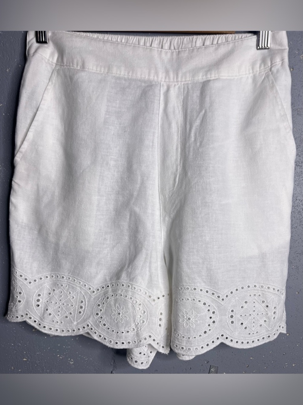 Alice + Olivia Linen Blend Eyelet Hemmed in size 10.